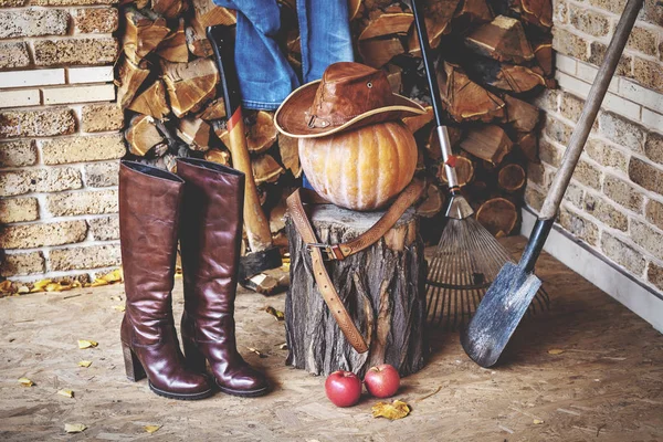 Sonbahar natürmort. Kabak, aracı, ahşap, şapka, bot verandada