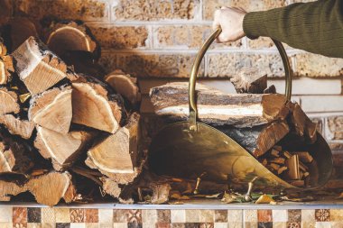 Kolum woodpile günlükleri ile yükseltir