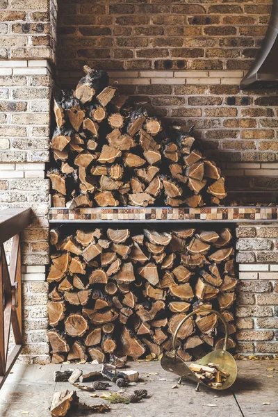 Verandada yığılmış kıyılmış yakacak odun — Stok fotoğraf