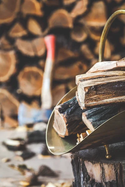 Pile de cuivre de debout sur souche dans son bois de chauffage, hache — Photo