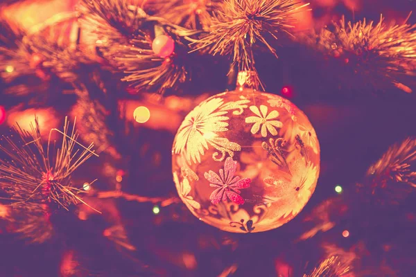 Lila gyönyörű üveg labdát karácsonyi fa — Stock Fotó