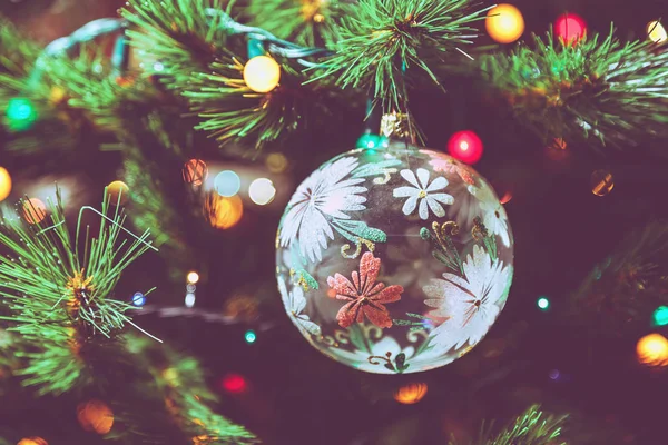 Aranyos Karácsonyi Játék Üveg Tál Lóg Egy Zöld Karácsonyfa Branc — Stock Fotó