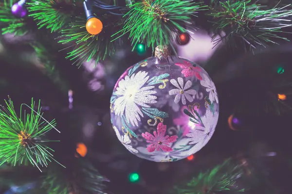 Hermosa bola de vidrio en el árbol de Navidad — Foto de Stock