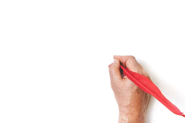 Mano escribe pluma roja sobre fondo blanco — Foto de Stock