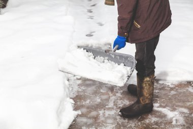kar temizleme. avluya plastik kürek kardan adam temizler