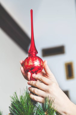 Noel ağacının güzel kırmızı üstünde eller kadının ayarla