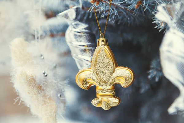 Groep Van Christmas Speelgoed Van Zilver Geel Wegen Groene Takken — Stockfoto