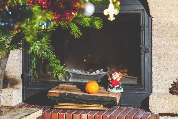 Boże Narodzenie Martwa Natura w kominek. Choinka, mandarynki, Święty Mikołaj — Zdjęcie stockowe