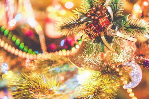 Campane di Natale pesano su albero primo piano — Foto Stock
