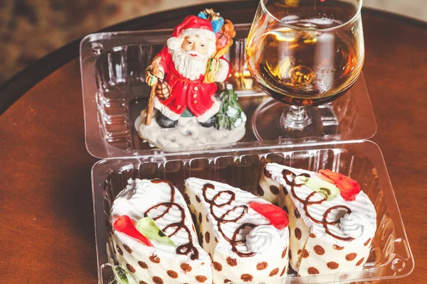 クリスマス デザート。コニャック、サンタ クロース、ケーキのセット — ストック写真