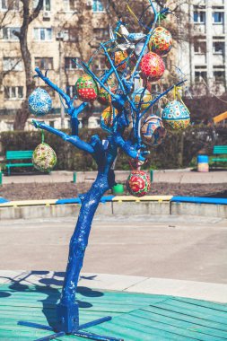 Grup boyalı Paskalya yumurtaları ağaç dalı