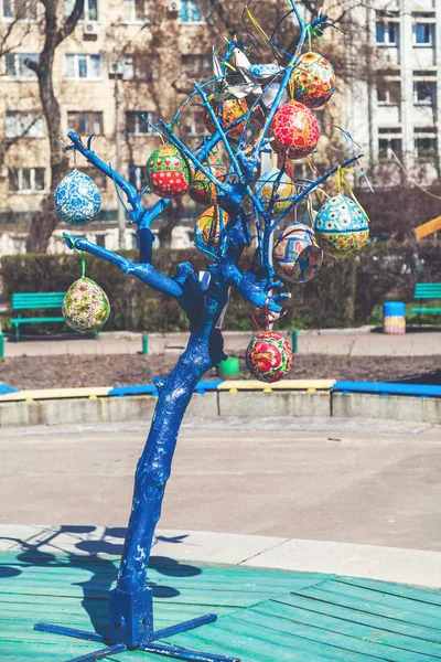 Grup boyalı Paskalya yumurtaları ağaç dalı