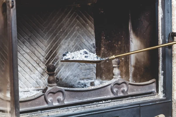 Ceniza del fuego yacía extinguida en la hoja de latón — Foto de Stock