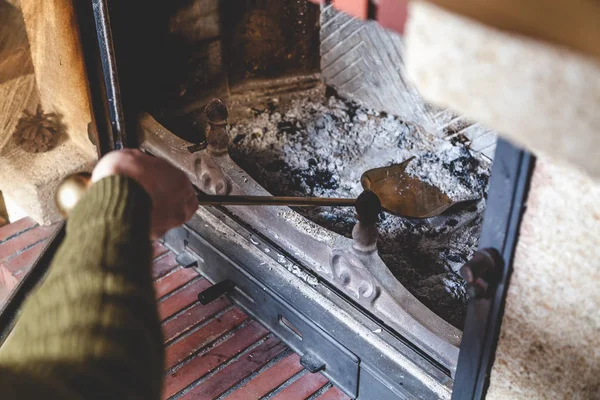 Kamin reinigen. Hand hält Schaufel mit Asche — Stockfoto