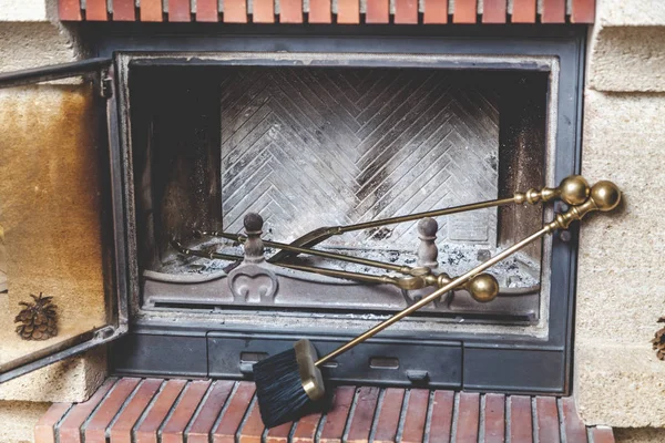 Narzędzia do czyszczenia są w komina pieca — Zdjęcie stockowe