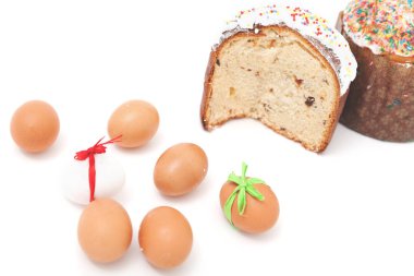 İki Paskalya ve beyaz arka plan üzerinde yumurta