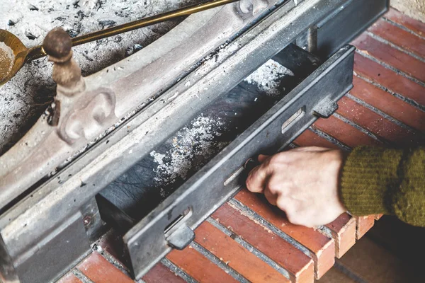 Hand opens men extinguished fire tray — Stock Photo, Image