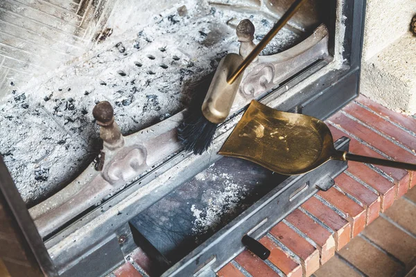 Chimenea de limpieza con bandeja abierta . — Foto de Stock