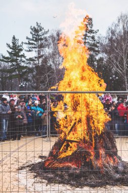 Rus tatil karnaval Maslenitsa çit arkasındaki büyük şenlik ateşi