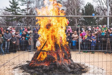 Rus tatil karnaval Maslenitsa çit arkasındaki büyük şenlik ateşi
