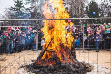 Rus tatil karnaval Maslenitsa çit arkasındaki büyük şenlik ateşi