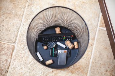 Hareket eden telefon, uzaktan kumanda ve şarap cork çöpe kırık