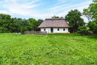 Ukrayna beyaz kulübe karşı mavi gökyüzü