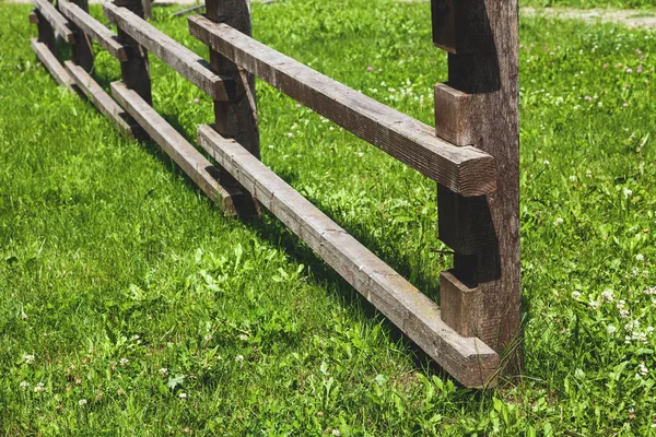 Recinzione in legno su prato erboso — Foto Stock