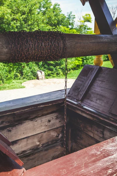 Holzbrunnen mit offenen Türen — Stockfoto