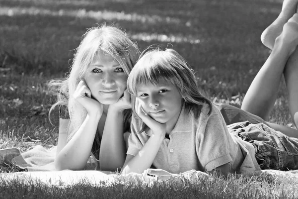 Familjen idyll. Mor och son på gräsmattan i monokrom bild — Stockfoto
