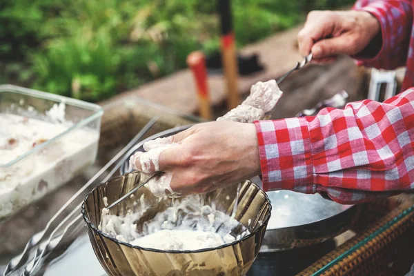 Руки нити кусок мяса на стальной шампур крупным планом — стоковое фото