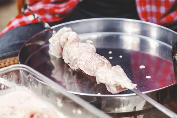 Pincho con trozos de carne cruda se encuentra en bandeja redonda — Foto de Stock