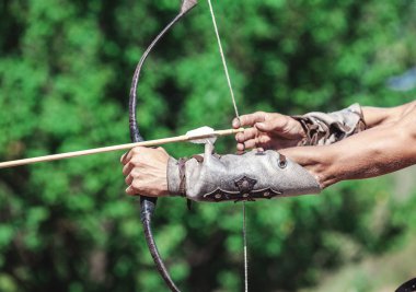 Erkekler ellerini onun yay streç başlar