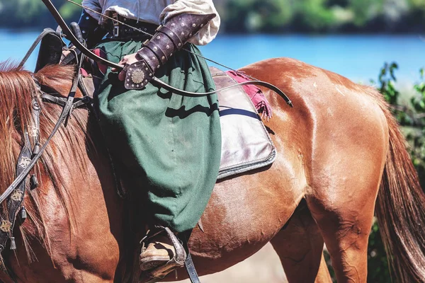 Ancient Archer est assis sur un cheval rouge — Photo