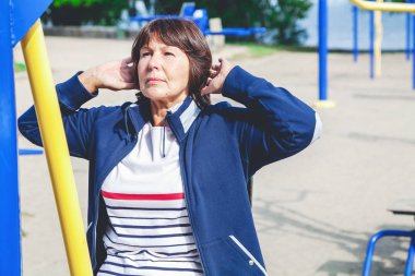 Yaşlı kadın oynarken spor sokak simülatörde