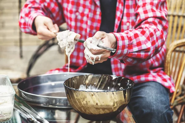 Hände Gewinde Stück Fleisch auf Stahlspieß Nahaufnahme — Stockfoto