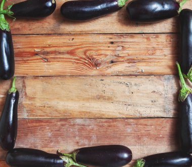 Çerçeve ahşap kurullarında olgun mavi patlıcan