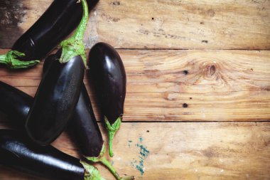 Birkaç olgun patlıcan kurullarında yatıyordu