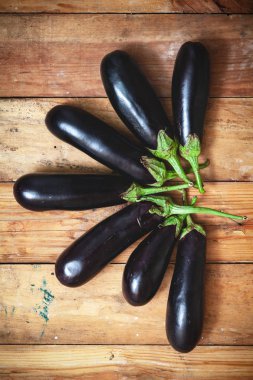 yedi olgun patlıcan yığılmış fan rendelenmiş panoları