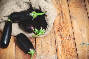 Birkaç olgun patlıcan çanta dışarı rendelenmiş kurullarında düştü.
