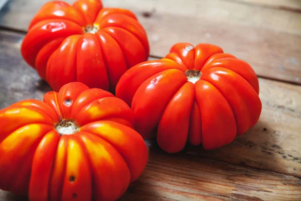 Üç güzel kırmızı oluklu domates yakın çekim