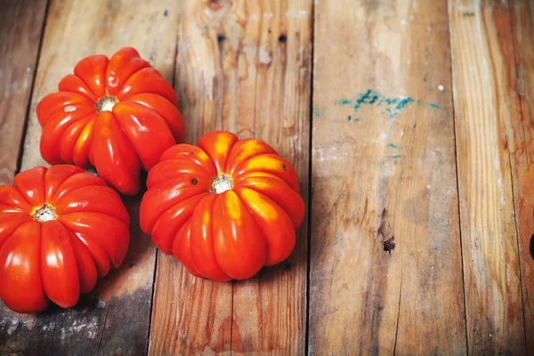 Üç güzel kırmızı oluklu domates yakın çekim