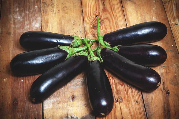 yedi olgun patlıcan yığılmış fan rendelenmiş panoları