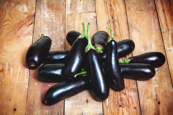 Birkaç olgun patlıcan kurullarında yatıyordu