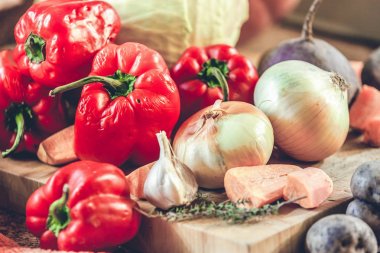 Ampul, kırmızı biber ve havuç gemide yalan