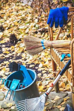 Temizlemeden önce. Boya, vernik hasır sandalye için yaprakları