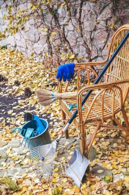 Temizlemeden önce. Boya, vernik hasır sandalye için yaprakları