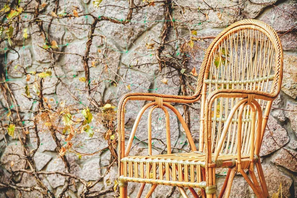 Φθινοπωρινή διάθεση. Ψάθινη καρέκλα στέκεται στο πάρκο φθινόπωρο — Φωτογραφία Αρχείου