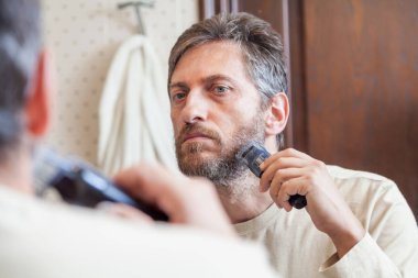 Sakal bakım. Adam yalnız makası sakal banyoda