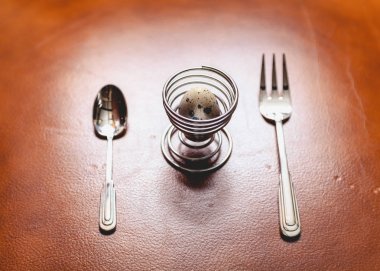 Bıldırcın yumurta sarmal rafa. Sonraki kaşık ve çatal